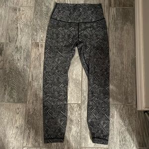 Black-and-white geometric Lululemon leggings, size 6